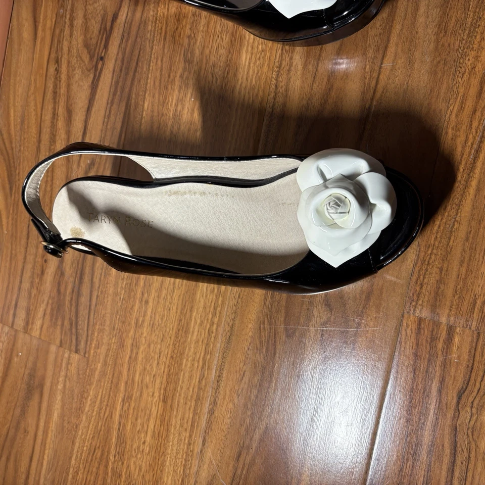 Sandalias de cuña Taryn Rose para mujer 10M negras con tira trasera flor punta abierta Foto 4 de 4