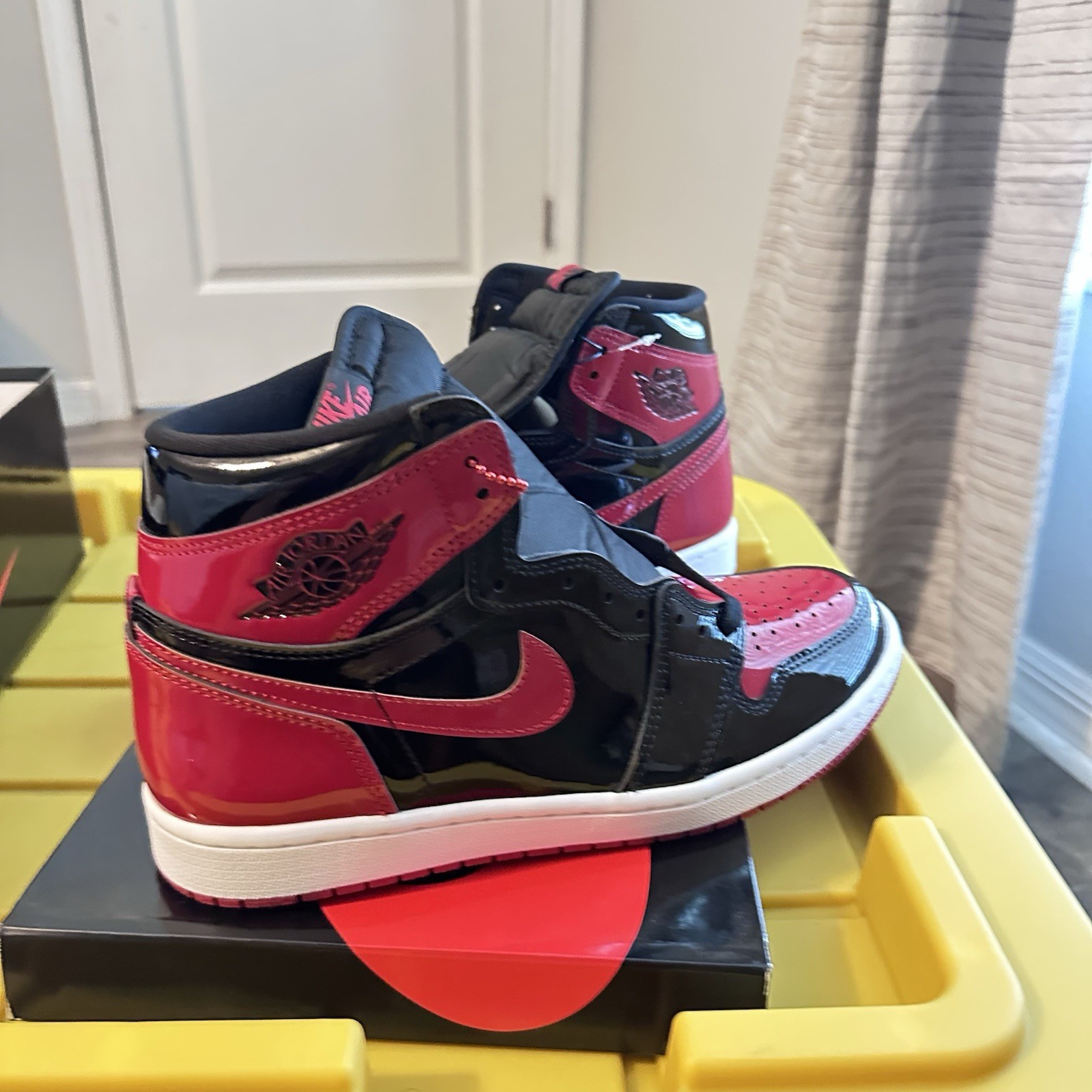 Jordan Retro 1 High OG Men's Sneakers Patent Bread Black Red￼