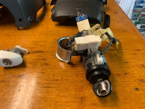 2010 - 2013 KIA SOUL manual trans — ignition switch w/key column cover and lock - Picture 2 of 10