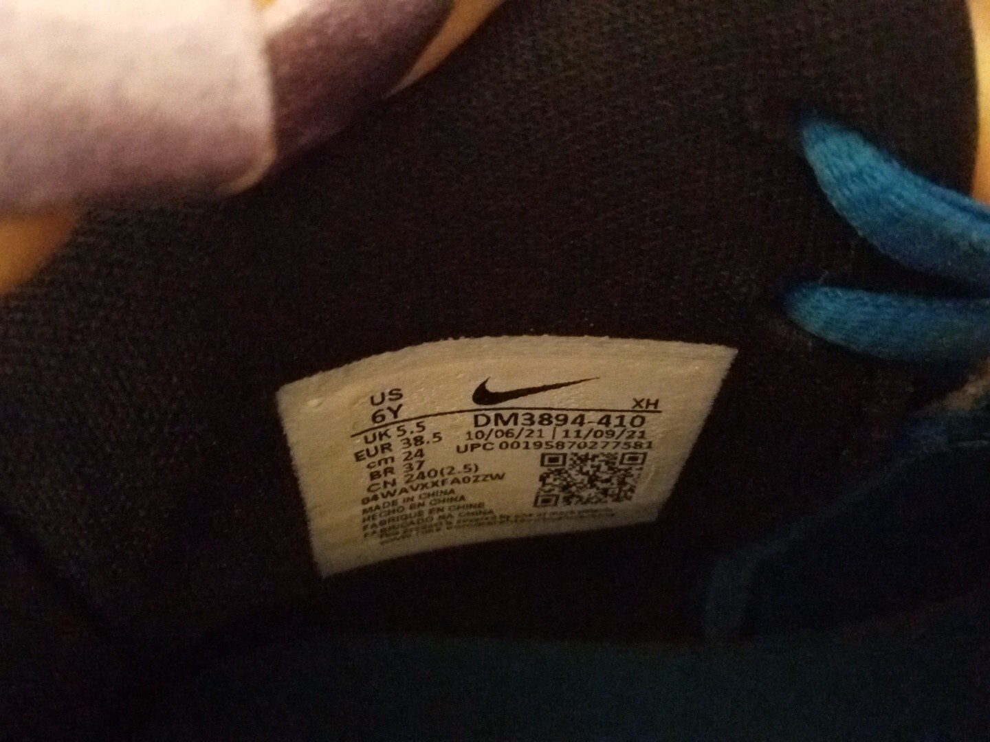 kyrie youth basketball shoes Size 6Y