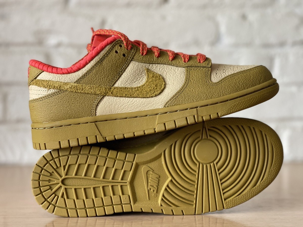 スニーカー Nike Dunk Low Bronzine Sesame Picante Red Nike Dunk Low in Sesame, Bronzine, & Picante Red | REVOLVE