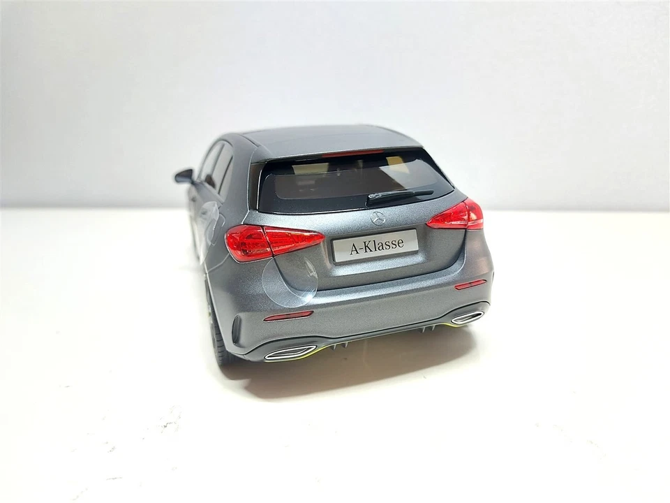 Mercedes-Benz Klasse A W177 Grigio opaco del 2018 - 1/18 Norev - Immagine 4 di 4