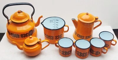 Vintage. Service en Tôle Émaillée Orange. Bouilloire, 4 Tasses,Doseur, Cafetière - Photo 1/4