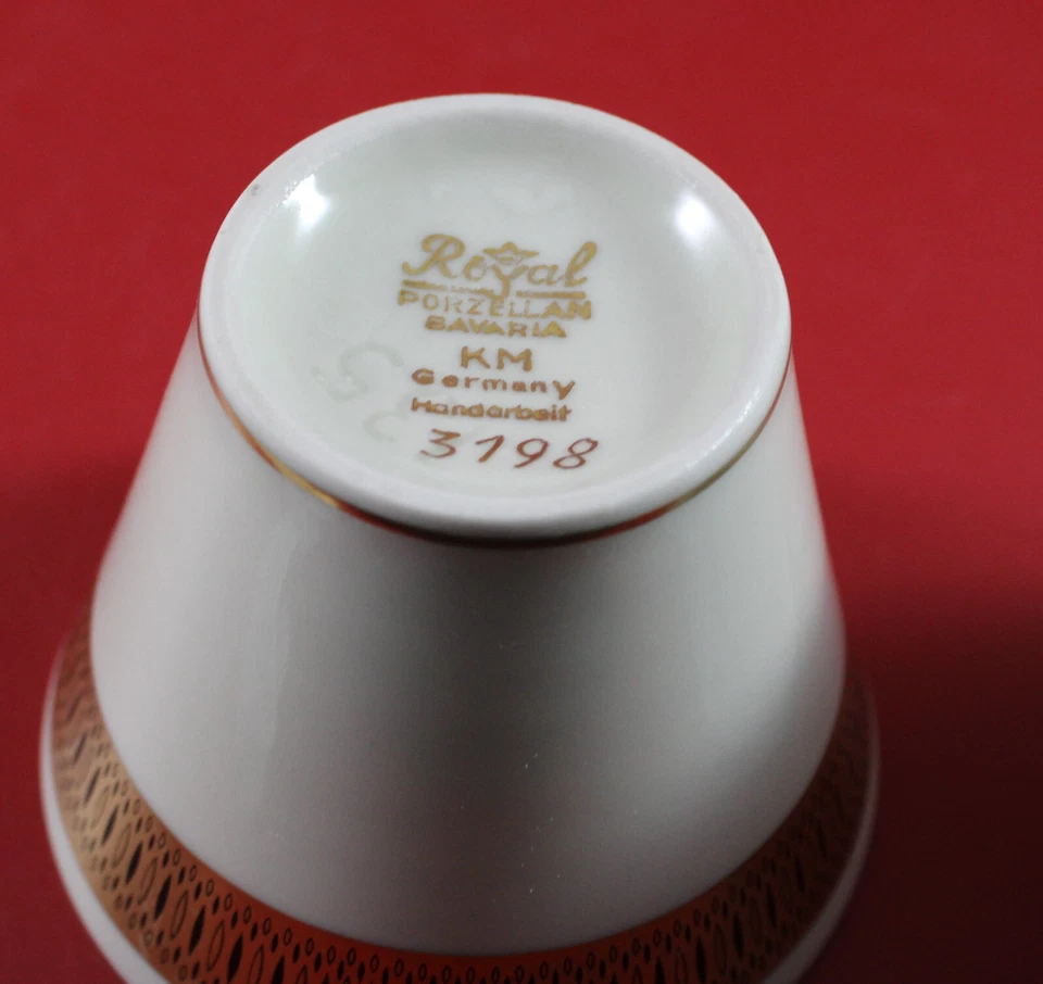 Royal Porzellan Bavaria KM, Handarbeit - Zuckerdose H. 9 cm. Gold dekoriert. - Bild 3 von 3