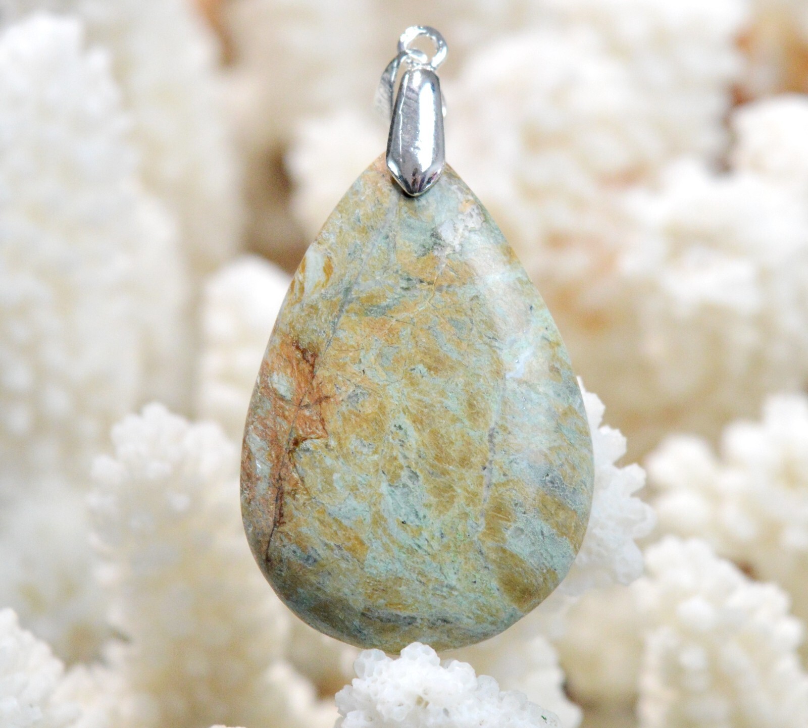 Pendentif turquoise de 50 carats en cabochon de pierre naturelle d'Afrique véritable