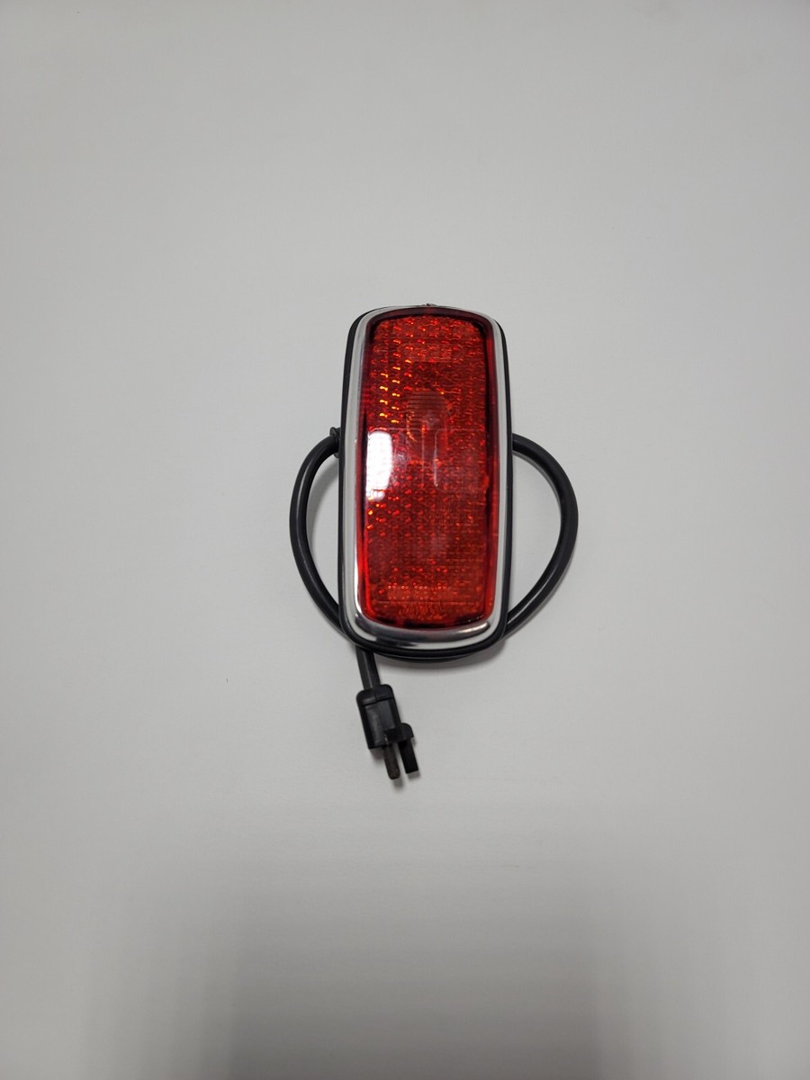 NEW Mercedes-Benz rear RIGHT SIDE MARKER LAMP W109 W110 0008260241