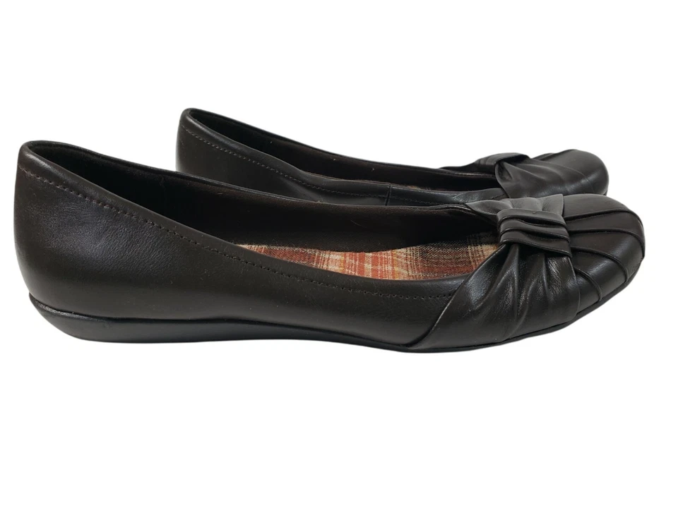 Zapatos planos Hot Kiss para mujer talla 8M acolchados sin cordones de cuero marrón Foto 2 de 4