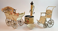 M&auml;rklin Puppenzubeh&ouml;r 2x Kinderwagen & Brunnen uralt handlackiert Originalzus.