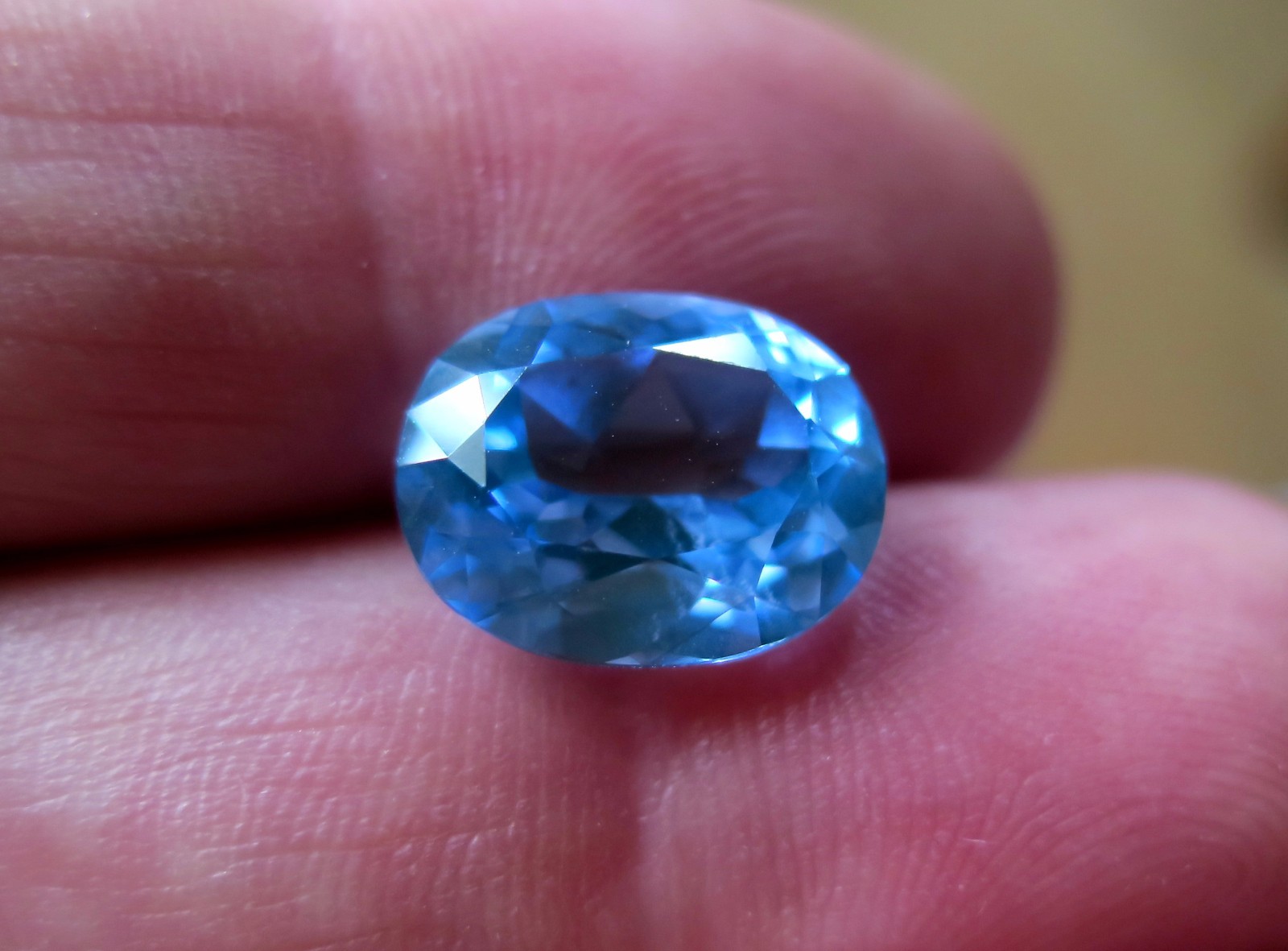 Spinelle bleue Verneuil éclat topaze swiss 8,66 cts taillée sur mesure