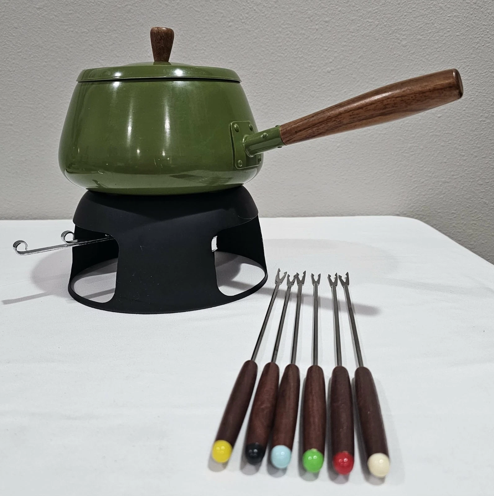 VTG. Fondue Set Avocado Green Enamel MCM Kitchen Aluminum Made in Japan W/ Forks
Opens in a new wind