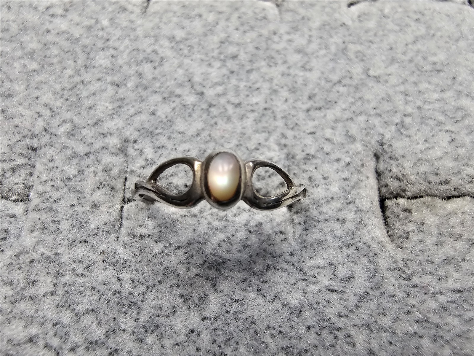 Grandma Grabe's Beautiful Vintage Sterling Silver Mother Of Pearl .5G Ring Sze 4