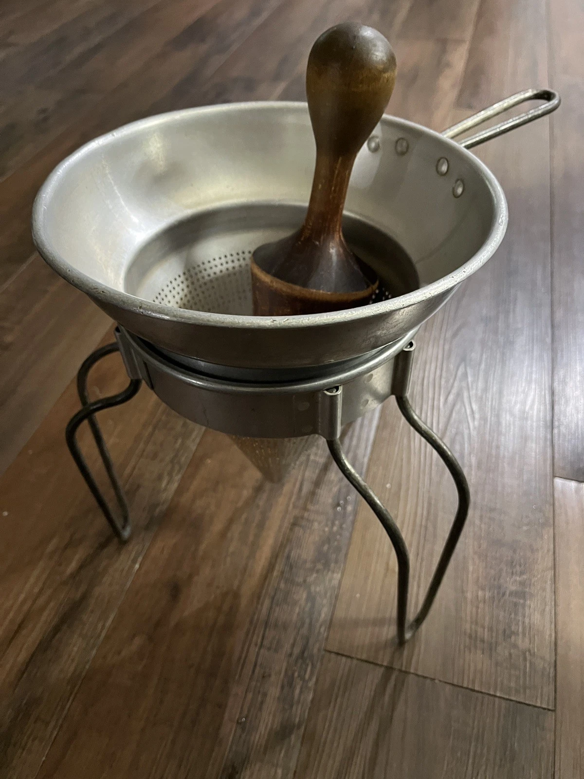 VTG WEAR-EVER #8 ALUMINUM CONE Strainer COLANDER W/ 3 LEGGED STAND & PESTLE MCM