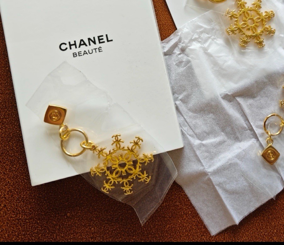 Rare (1) CHANEL Beauty 2024 VIP Gift Snowflake Charm w/Double C