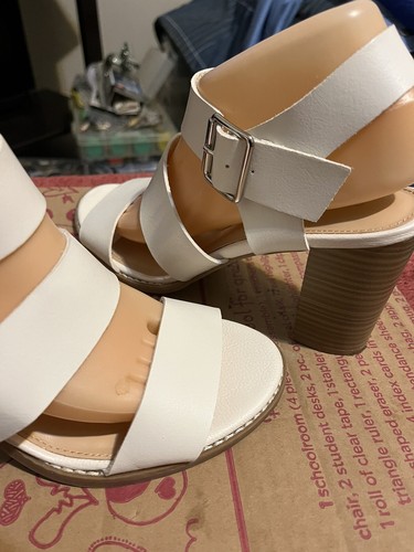 Old Navy Women’s Size 9 White Block Heel leather sandals - Picture 2 of 4