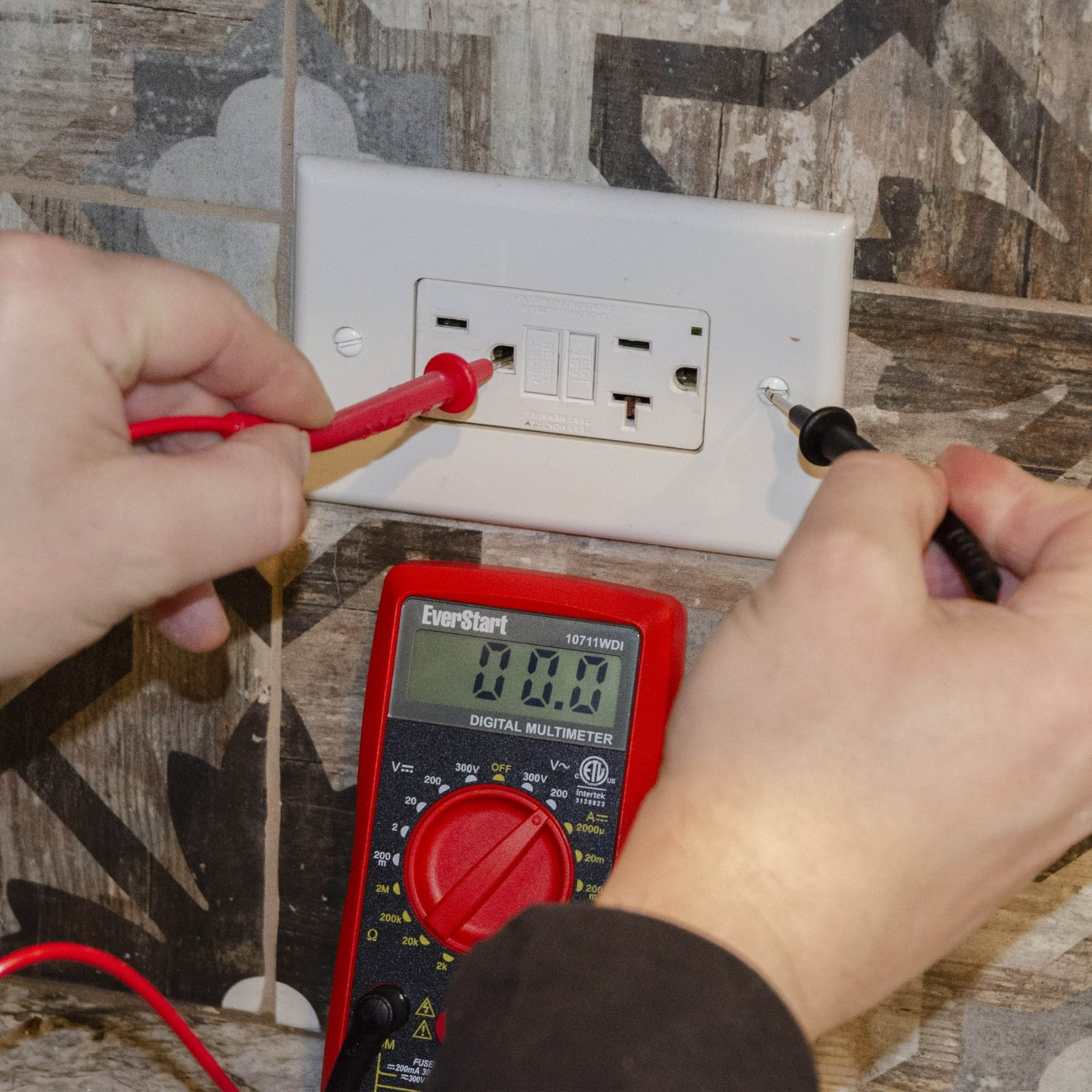 EverStart  300V Digital Multimeter 10711WDI - Black and Red Great Condition 