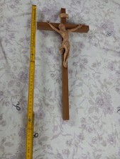 Holzkreuz mit geschnitzter Jesusfigur, 34 cm hoch, 19 cm breit