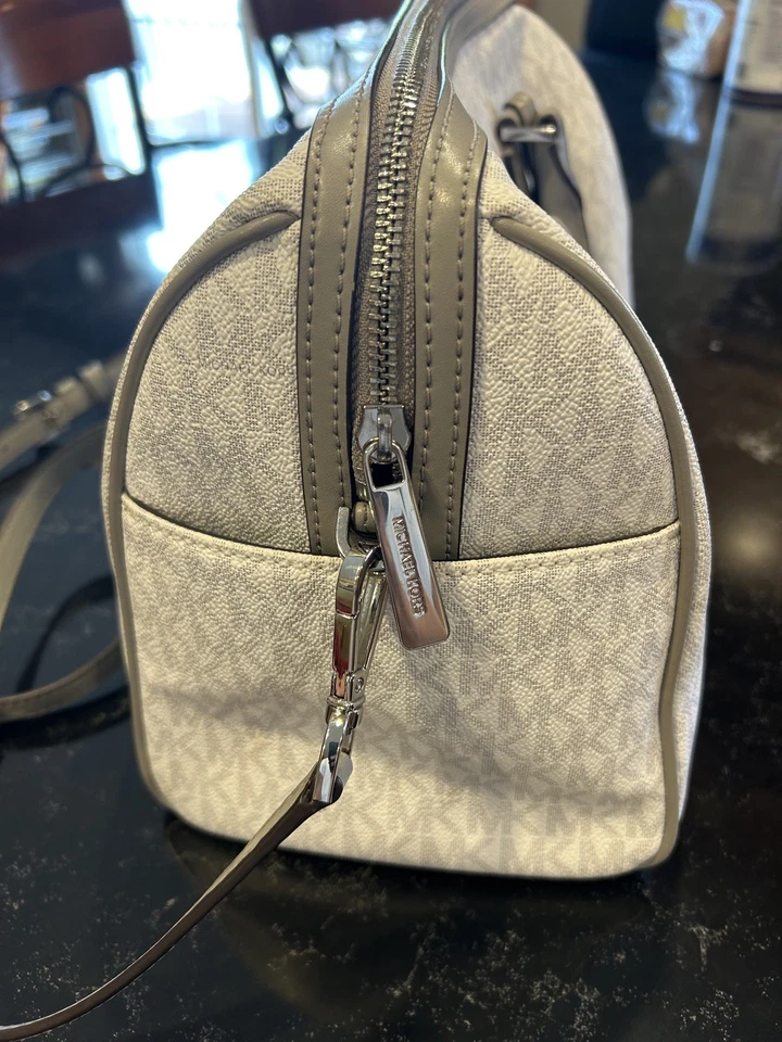 Bolso Michael Kors mediano con cremallera con logotipo de cartera blanco Foto 4 de 4