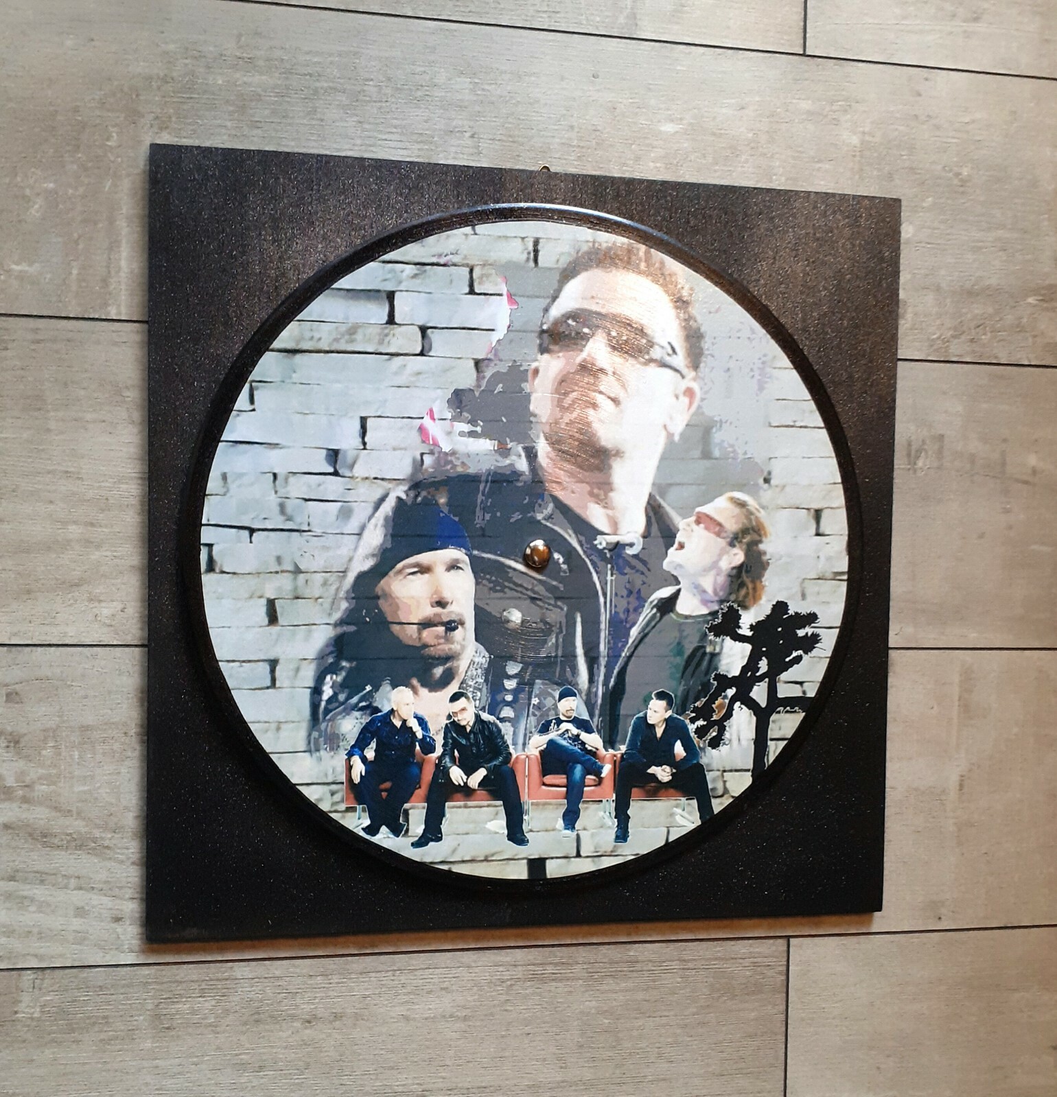 Vinile d'Arredo U2: Quadro Artigianale 33 Giri per Loft e Uffici