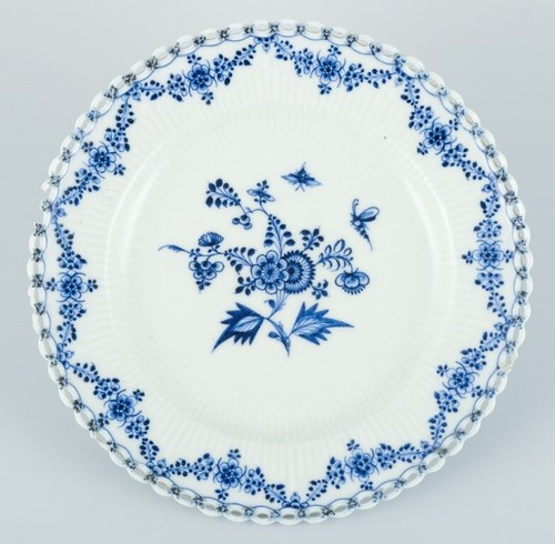 Royal Copenhagen. Three antique Blue Fluted plate and platters. Early 19th C. - Picture 5 of 9