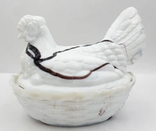 VINTAGE LARGE WHITE PURPLE SLAG GLASS "HEN ON NEST" COVERED DISH CANDY DISH