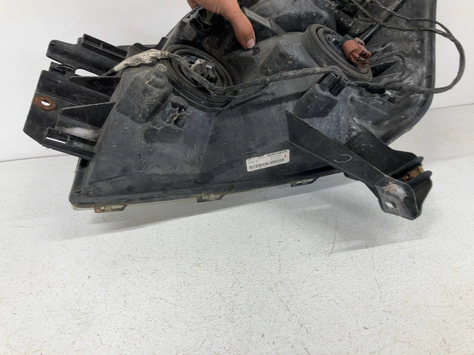 08 Conjunto de faros laterales pasajeros Nissan Armada Foto 4 de 4