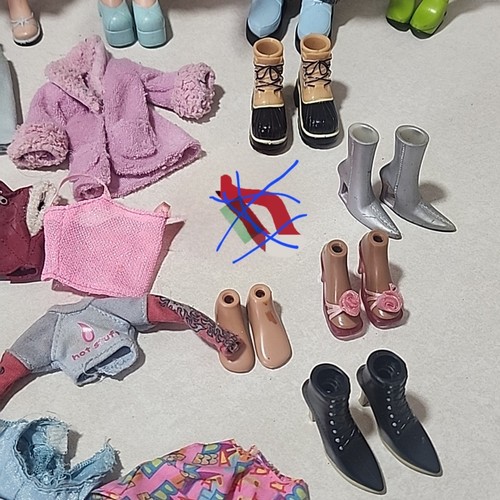 Bratz 5 Dolls Yasmin Cloe & Clothes Shoes lot Accessories - Picture 11 of 11
