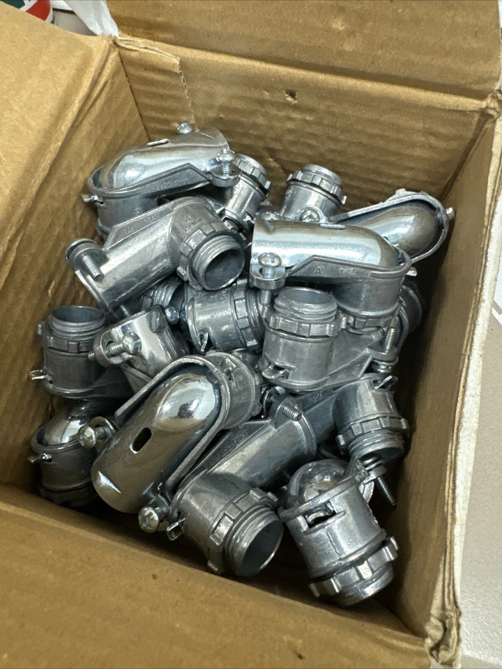 Conector de ángulo de 90° Arlington 851 1/2”, para Flex, AC, HCF, MCI, MCI-A caja de 25 Foto 2 de 4