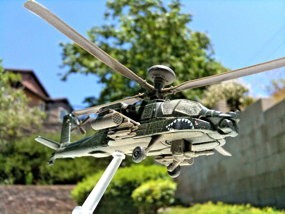 Corgi Hughes AH-64 Apache Helicopter US Army 3rd Infantry Iraqi Freedom 1:120 - Image 2 of 4