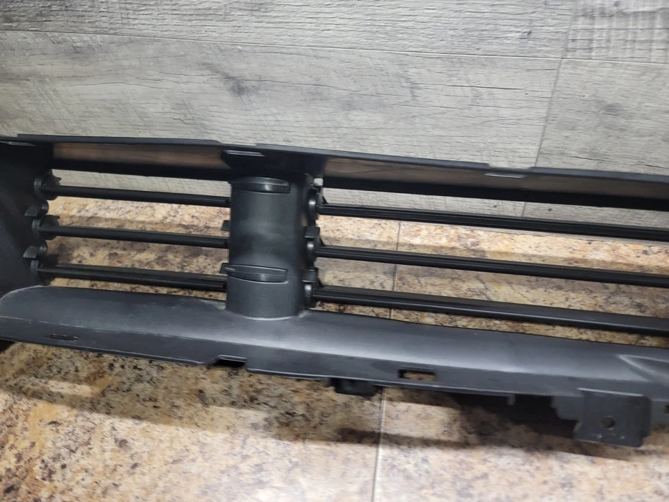 2015-2018 Chrysler 200 Front Active Grille Shutter Assembly With Motor OEM - Image 4 of 4