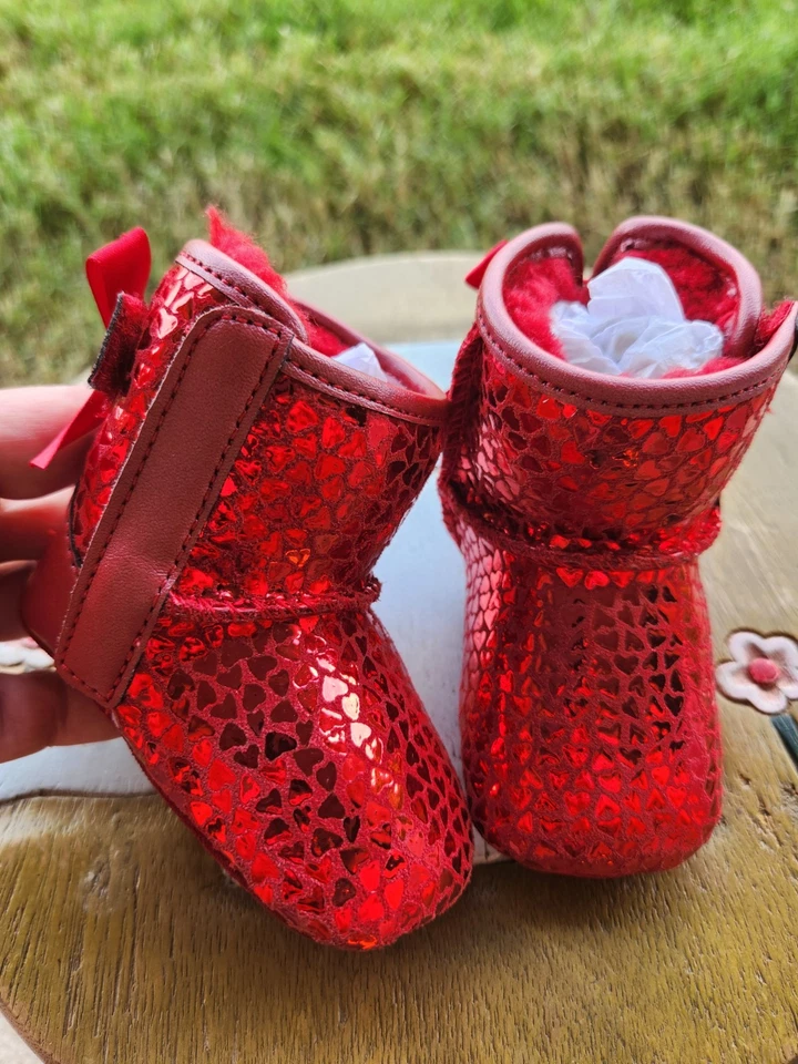 Arco Ugg Bailey "Corazones Metálicos Rojos" Niñas TOTALMENTE NUEVO Niño 0/1C Foto 3 de 4
