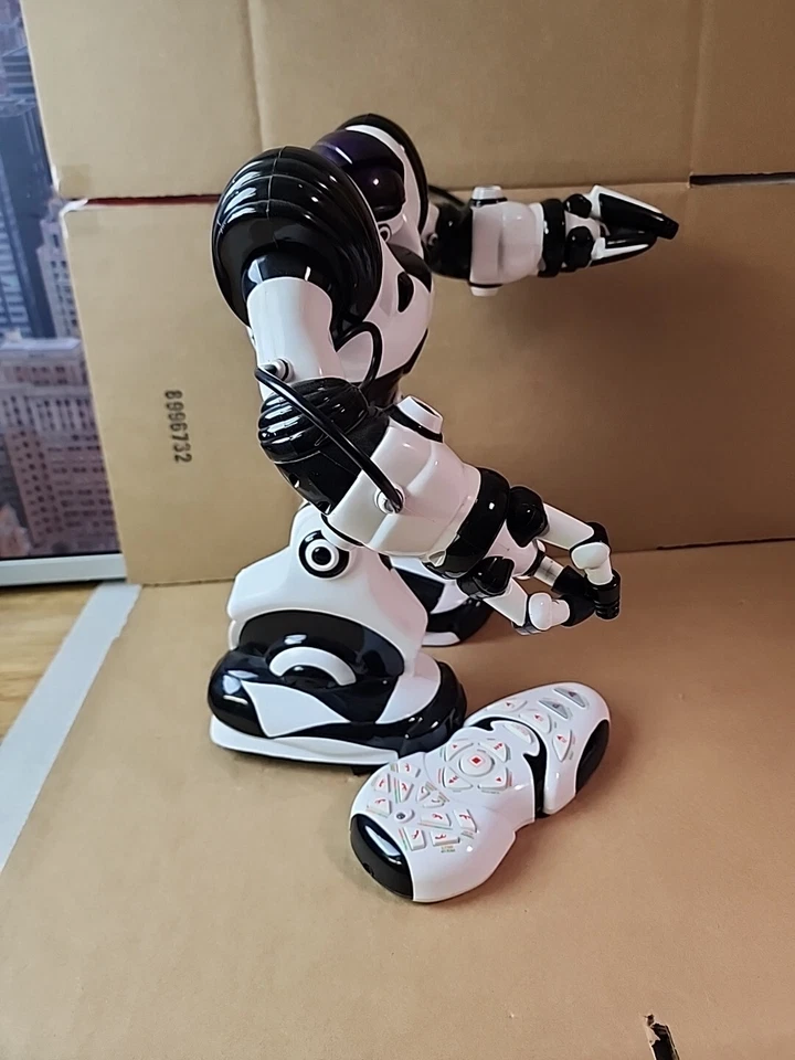 WowWee 14" Robosapien Humanoid Toy Robot 2004 + Remote TESTED WORKS. - Image 4 of 4