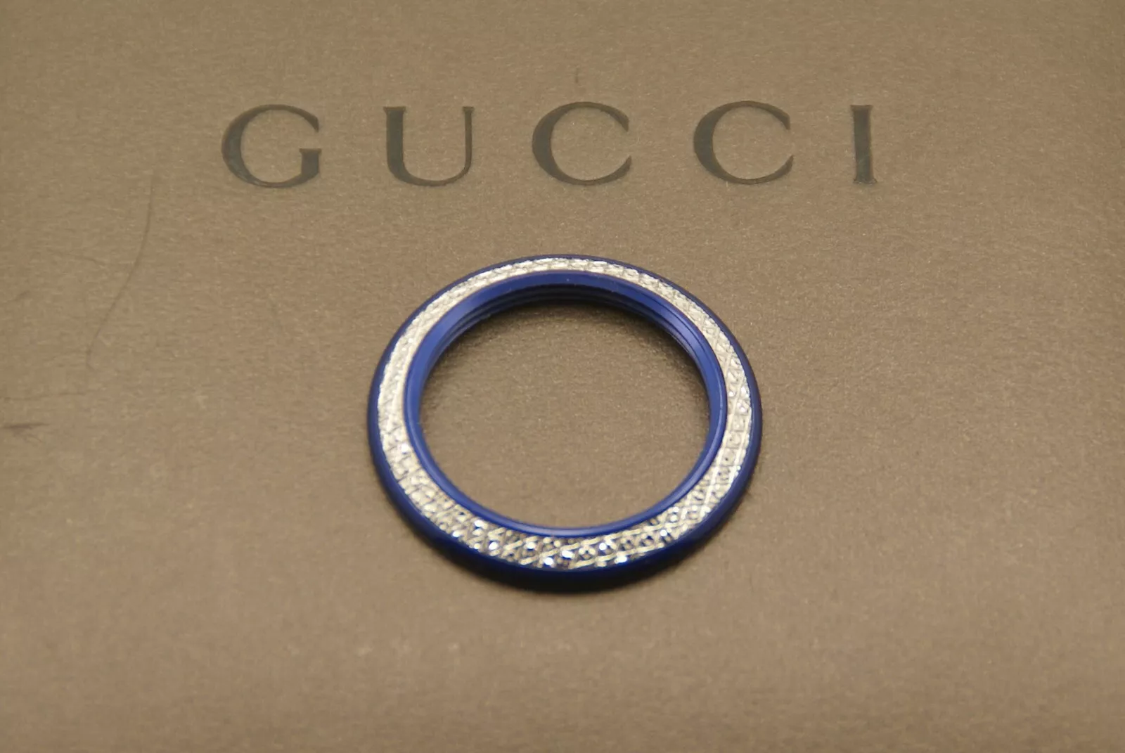 Lunette Gucci taille diamant neuve   en bleu   pour montres 1100, 1200 et 11/12,2