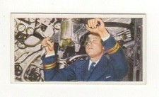 Tarjeta de cigarrillo Carreras Navy 1938 #12 usando un periscopio