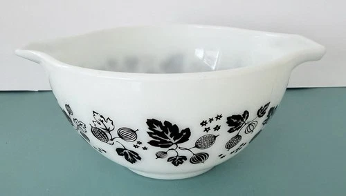 Vintage PYREX BLACK & WHITE GOOSBERRY Cinderella Mixing Bowl #441 - 1 1/2 Pints