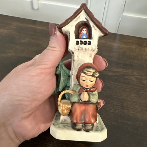 HUMMEL FIGURINE WORSHIP - GIRL SITTING BESIDE SHRINE #84 - TM5 - Picture 5 of 12