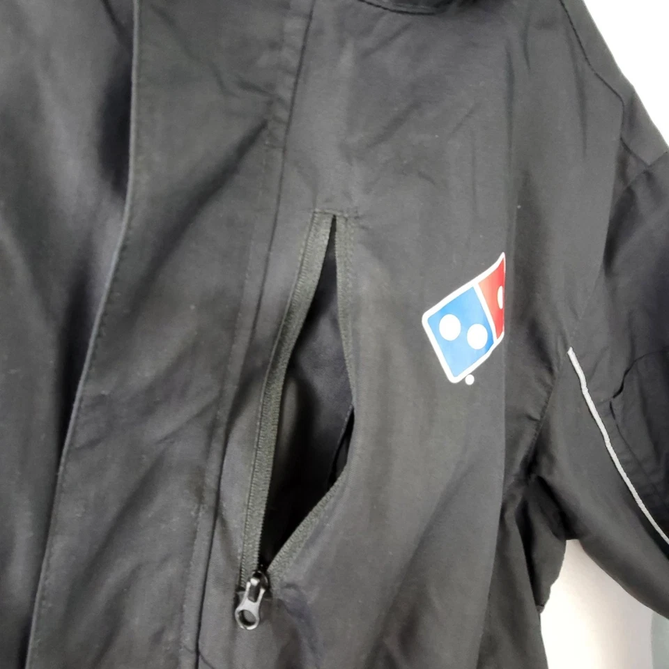 Jaqueta de chuva Dominos Gear preta uniforme funcionário com capuz reflexiva impermeável P - Imagem 3 de 4