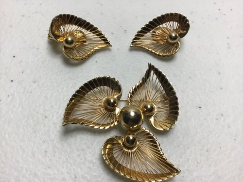 Vintage Monet Gold Tone Floral Leaf Wired Brooch & Clip on Earring Set - Picture 8 of 8