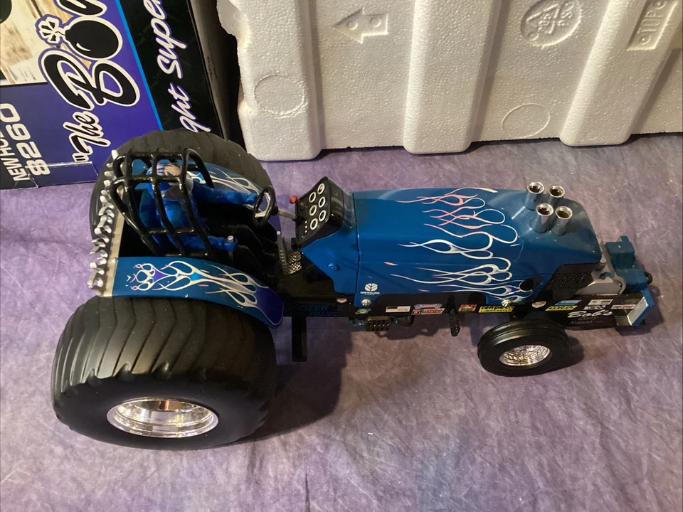 All Original Packaging! Beautiful 1/16 New Holland 8260 The Bomb Pulling Tractor - Image 2 of 4