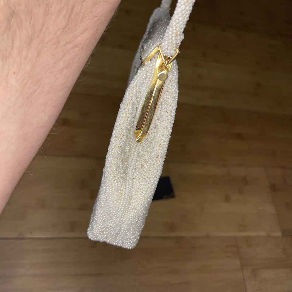 复古 20 世纪 60 年代玻璃珠针绣花卉缎面白色手工钱包香港二手状况完好 — 第 3/4 张图片