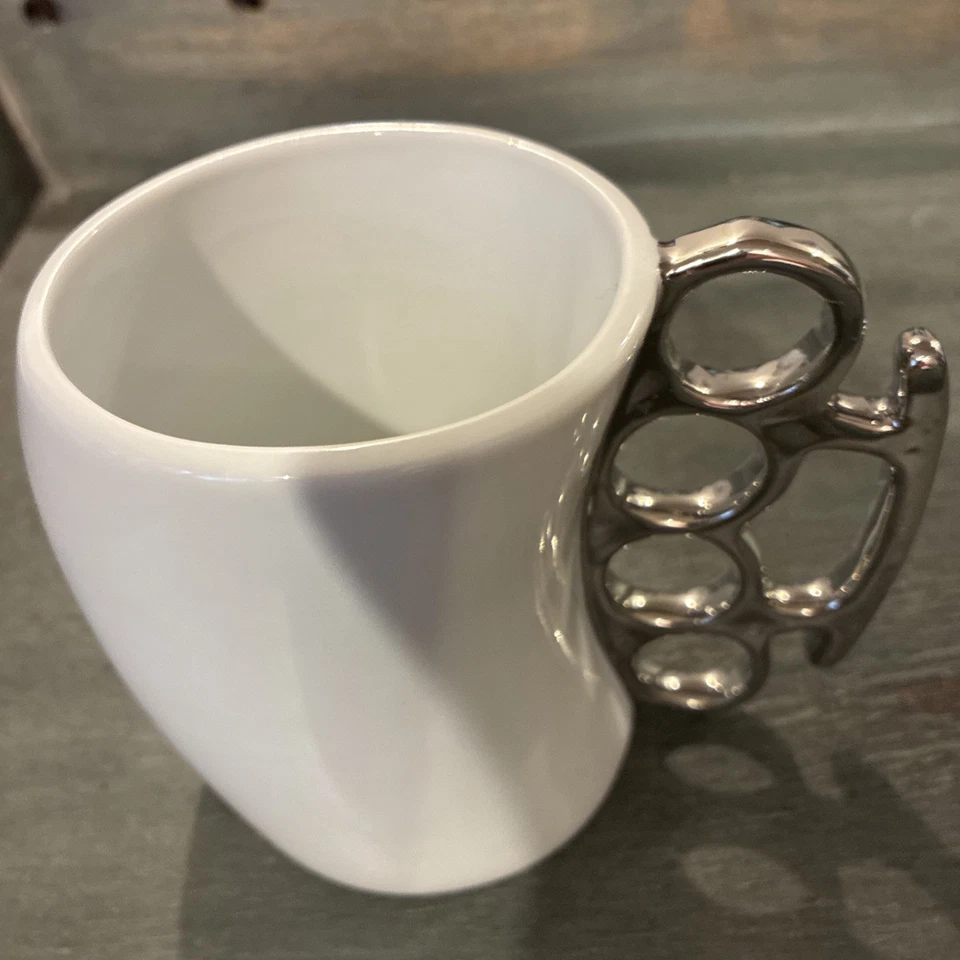 "Taza de café de cerámica FISTICUP Knockout Fred con mango de novedad de nudillo de latón 4""" Foto 2 de 3