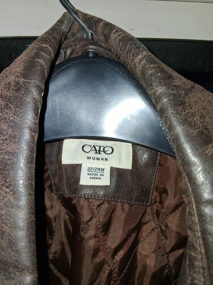 Chaqueta de gamuza sintética marrón Cato 22/24W botón delantero  Foto 4 de 4