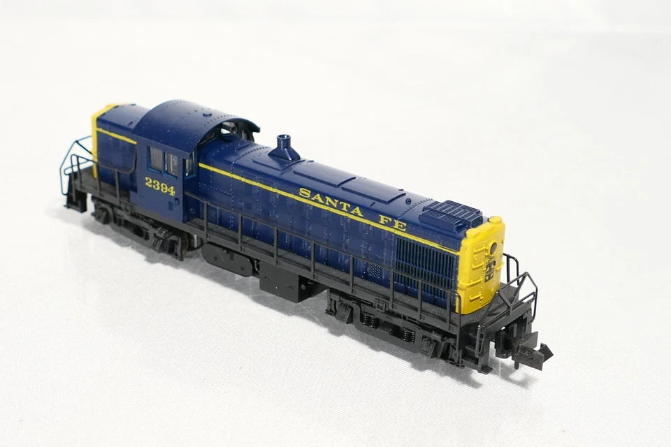Atlas 4403 N Scale DC Diesel Locomotive Santa Fe 2394 ALCO RS-1 - Image 2 of 3