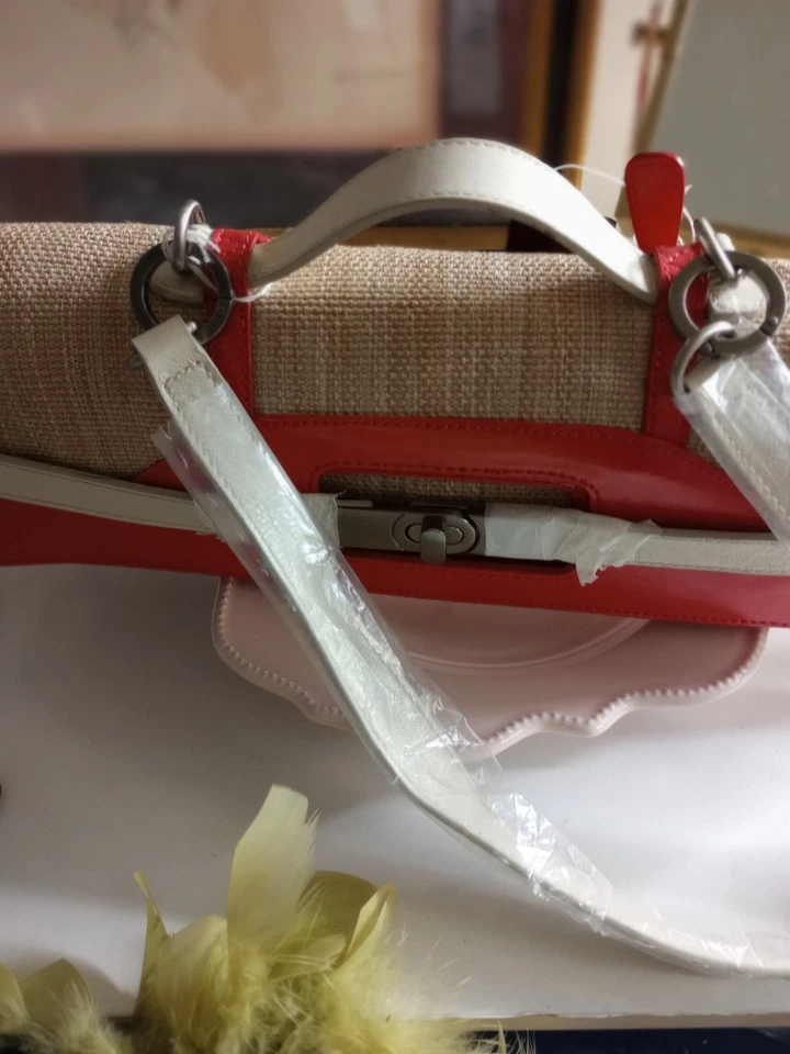 Bolso de Mano BCBG Max Azria Rectángulo con Borde Rojo Correas Blancas Foto 2 de 4