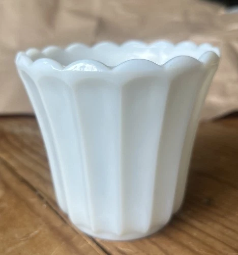 VINTAGE, SCALLOPED AND RIBBED MILK GLASS FLOWERPOT VASE EUC