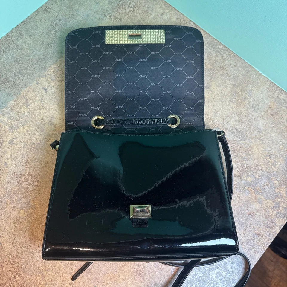 Monedero floral charol negro Aldo, herrajes dorados, tanto muñeca como bandolera  Foto 3 de 4