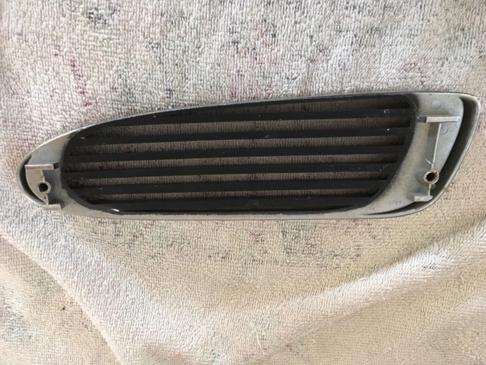 Oldsmobile 88 LS & LSS 1996-1999 REJILLA RH 25622144 montado en panel de cabezal 96-99 Foto 2 de 4