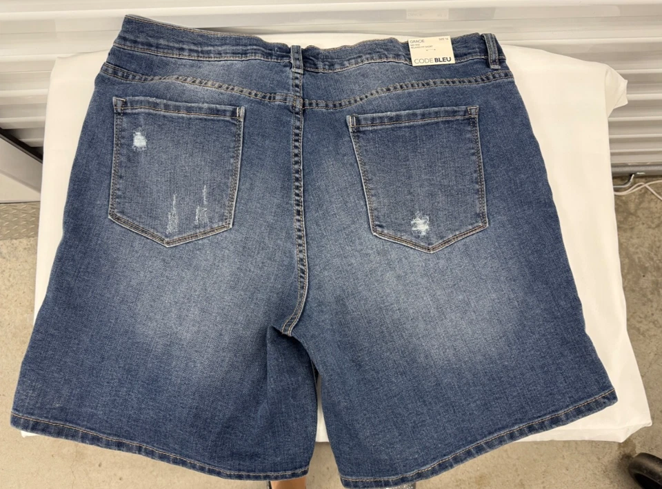 Code Bleu Shorts GRACIE MID RISE FLORAL  EMBROIDERED  Bermuda SHORTS 16 NWTS - Image 4 of 4