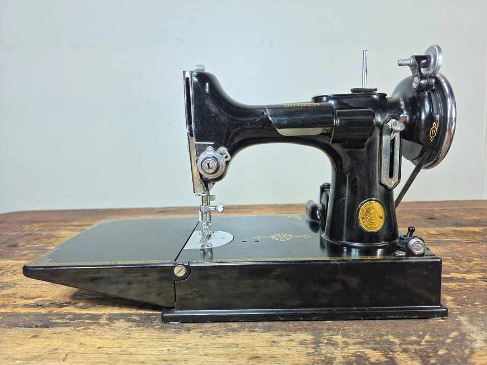 Singer 221 Featherweight AE422265 1937 - Placa frontal de desplazamiento temprano - Motor probado Foto 3 de 4