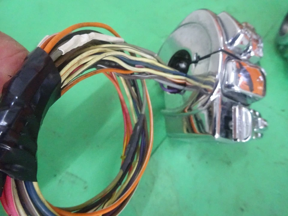 HARLEY DAVIDSON BAGGER'S USED CHROME LEFT & RIGHT H/B/SWITCH Housing W/WIRES - Image 3 of 4