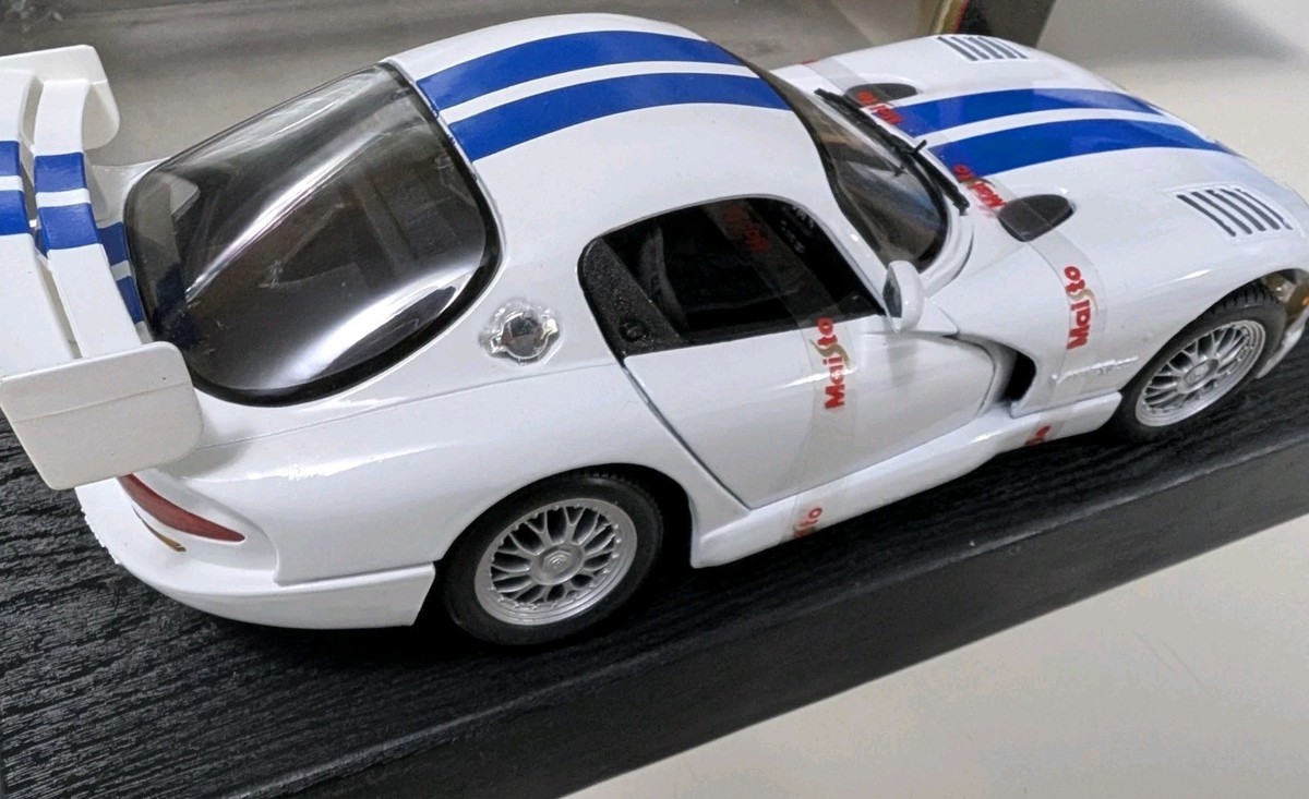 【未組立】希少 maisto マイスト 1/24ダッジバイパーGT2 Maisto Dodge Viper GT2 Hard Top -White with Navy Stripes 1